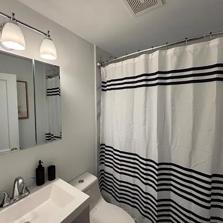 Modern 3 Bedroom With Parking In Apartment *