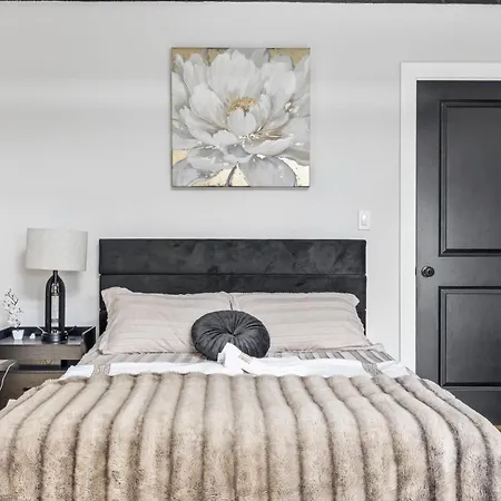 Bright And Spacious 3br Apt, Gated 2 Car Parking Apartment Boston