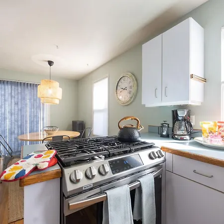 Apartment Walk To T, Jamaica Pond, Dining & Whole Foods Boston