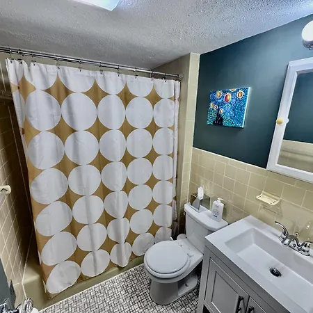 Street Hideaway Apartment *