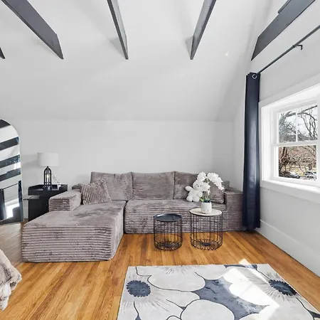 Apartment Bright And Spacious 3br Apt, Gated 2 Car Parking *