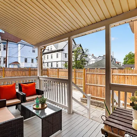 Apartment Spacious 5 Bedroom Near Train & Parking *
