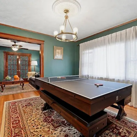 Charming 3br Garage Ev, Pool Table Apartment