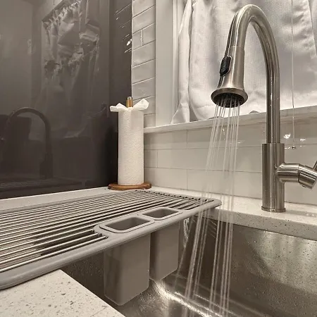 Modern 3 Bedroom With Parking In
