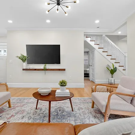 Spacious 5 Bedroom Near Train & Parking Boston