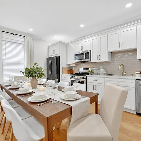 Apartment Spacious 5 Bedroom Near Train & Parking Boston