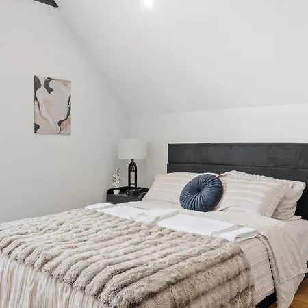 Bright And Spacious 3br Apt, Gated 2 Car Parking Apartment Boston