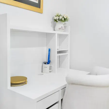 Apartment Private Own Entry Parking 7 Min To Train Boston