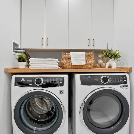 Spacious 5 Bedroom Near Train & Parking Boston