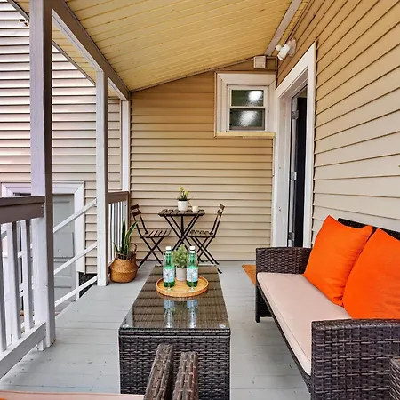 Apartment Spacious 5 Bedroom Near Train & Parking *