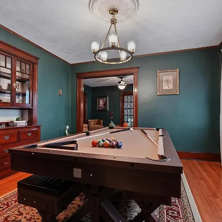 Charming 3br Garage Ev, Pool Table