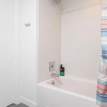 Apartment 2br Pool Views Near Public Garden