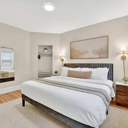 Spacious 5 Bedroom Near Train & Parking Apartment Boston