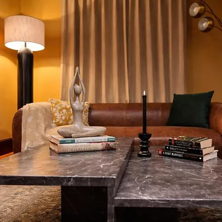 Elegant 4br Free Garage, Ev Charger Apartment *