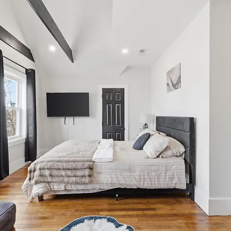 Bright And Spacious 3br Apt, Gated 2 Car Parking *