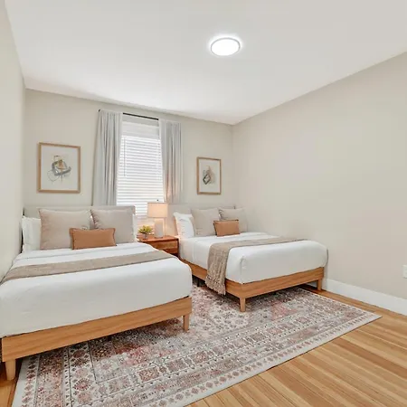 Spacious 5 Bedroom Near Train & Parking Apartment Boston