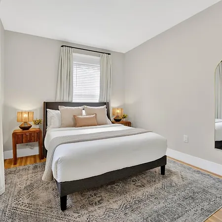 Spacious 5 Bedroom Near Train & Parking * Boston