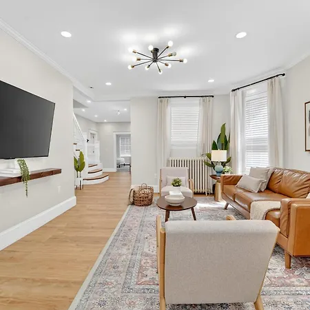 Spacious 5 Bedroom Near Train & Parking Apartment *
