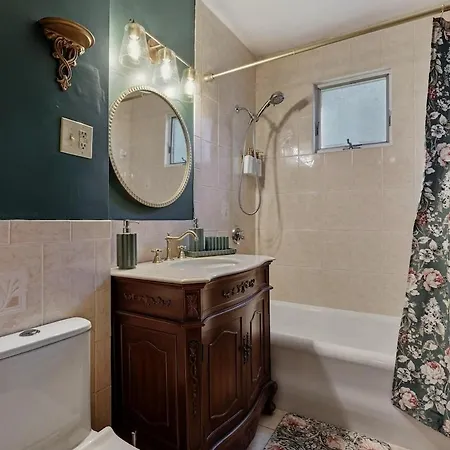 Charming 3br Garage Ev, Pool Table Apartment