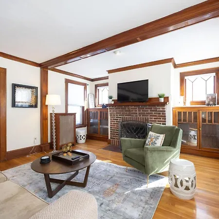 Apartment Walk To T, Jamaica Pond, Dining & Whole Foods *