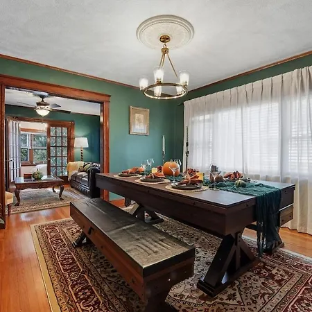 Charming 3br Garage Ev, Pool Table Apartment Boston