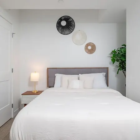 Cozy 2br Near Harvard With Gym Golf & Work Space Apartment