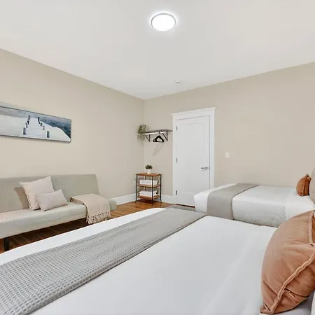 Spacious 5 Bedroom Near Train & Parking Apartment Boston