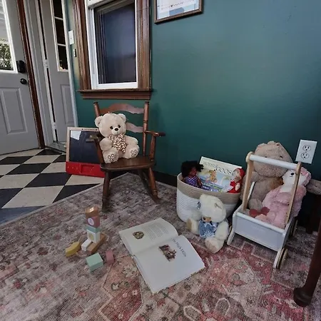Charming 3br Garage Ev, Pool Table