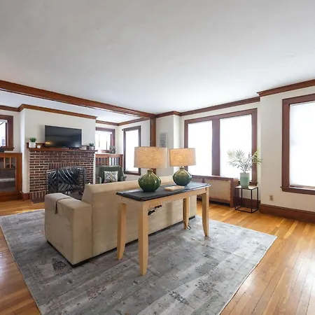 Walk To T, Jamaica Pond, Dining & Whole Foods Apartment *