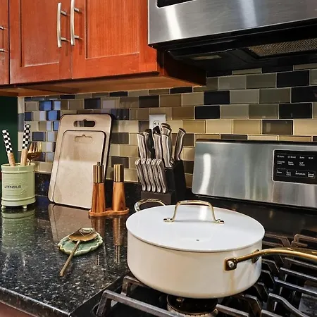 Apartment Charming 3br Garage Ev, Pool Table Boston