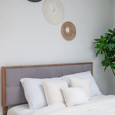 Cozy 2br Near Harvard With Gym Golf & Work Space Boston