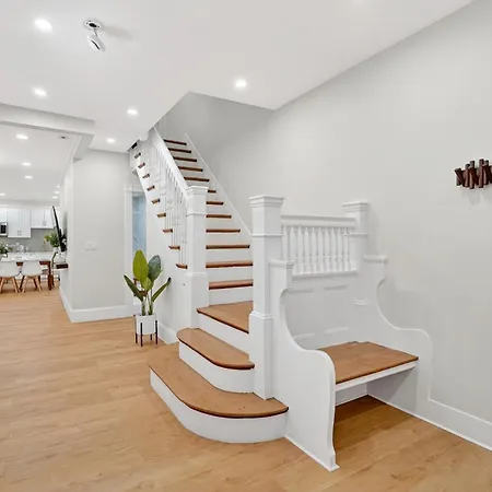 Spacious 5 Bedroom Near Train & Parking Apartment Boston