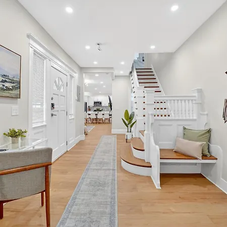 Spacious 5 Bedroom Near Train & Parking Apartment Boston