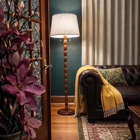 Charming 3br Garage Ev, Pool Table Apartment