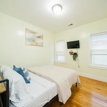 Inviting 4br - Kid Friendly - Near I-95 & Free Parking 90-2 Apartment Boston