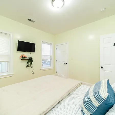 Inviting 4br - Kid Friendly - Near I-95 & Free Parking 90-2 *