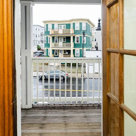 Inviting 4br - Kid Friendly - Near I-95 & Free Parking 90-2 Apartment Boston