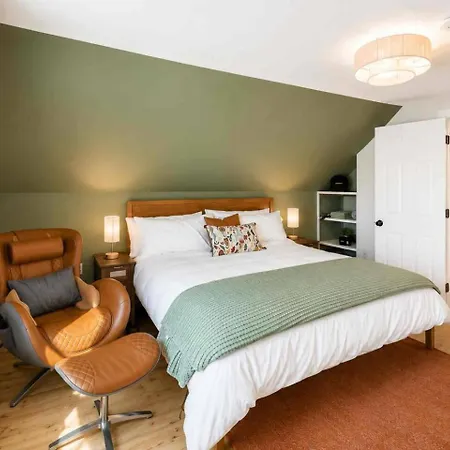 Bright King Suite, Massage Chair & Private Bath * Boston