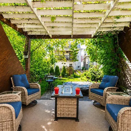 Hot Tub, Private Backyard & Bbq Near Airport Holiday home