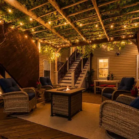 Hot Tub, Private Backyard & Bbq Near Airport Boston