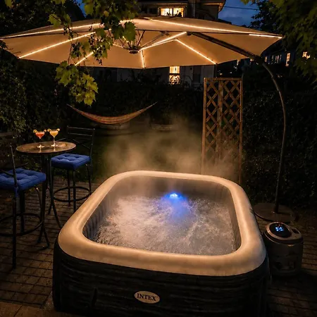 Holiday home Hot Tub, Private Backyard & Bbq Near Airport *