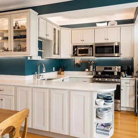 Holiday home Hot Tub, Private Backyard & Bbq Near Airport *