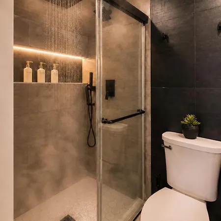 Bright King Suite, Massage Chair & Private Bath Homestay Boston