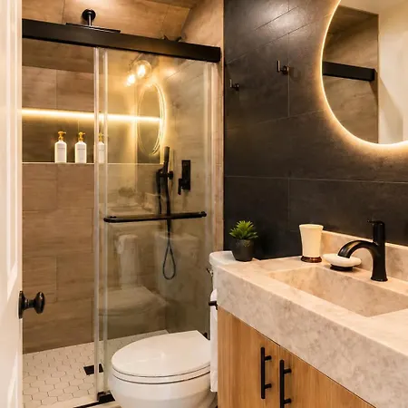 Holiday home Hot Tub, Private Backyard & Bbq Near Airport *