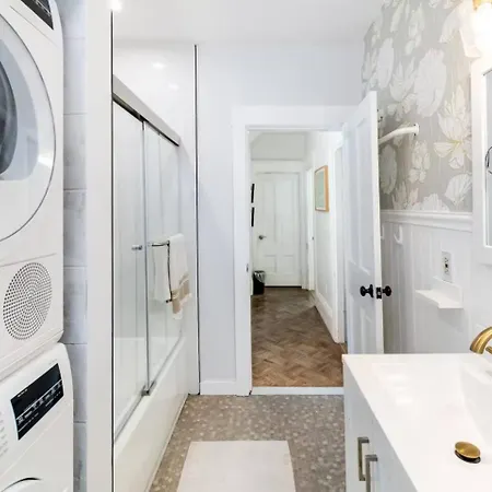Hot Tub, Private Backyard & Bbq Near Airport Holiday home