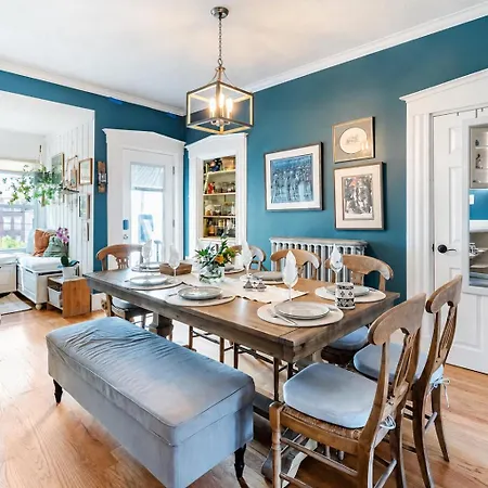 Hot Tub, Private Backyard & Bbq Near Airport Boston