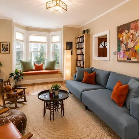 Holiday home Hot Tub, Private Backyard & Bbq Near Airport