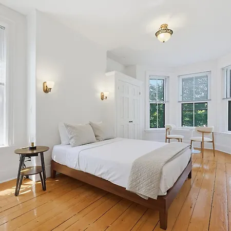 Apartment Brownstone, Steps To Shopping & Dining