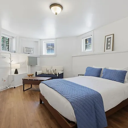 Polished Back Bay Near Shops & Dining Apartment *