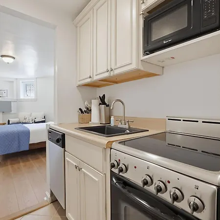 Polished Back Bay Near Shops & Dining Apartment Boston